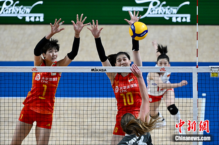 中国女排香港主场首战横扫加拿大队 香港球迷热