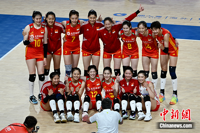 中国女排香港主场首战横扫加拿大队 香港球迷热
