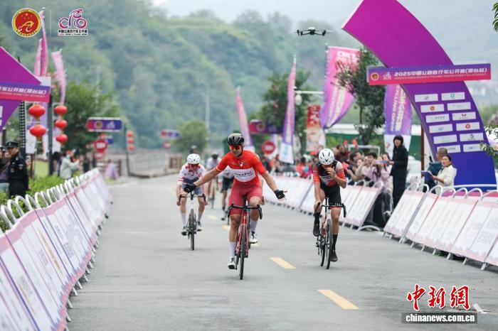 千名车手挑战太行山赛道 邢台站自行车赛上演速