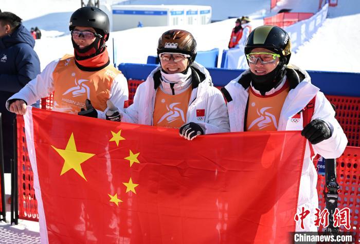中国自由式滑雪空中技巧队亚冬会摘4金4银2铜 巩