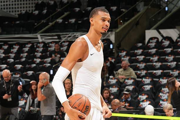 文班亚马伤退马刺季后赛G2陷入被动